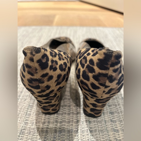 Plastic clear and leopard print low heeled pair of vintage shoes. - Picture 12 of 16